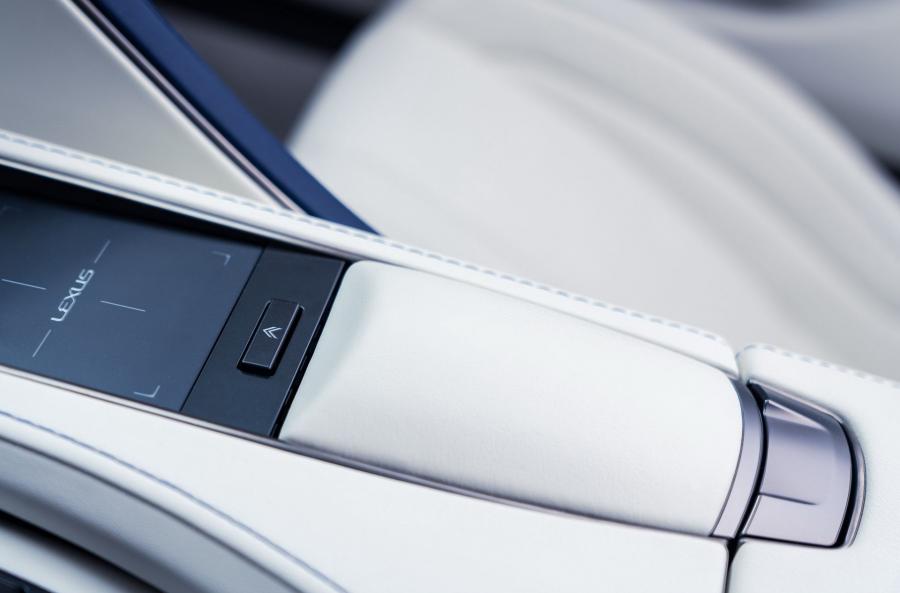 Детали интерьера Lexus LC500 Convertible Regatta Edition 2020 года  (NA) (фото 38 из 51)